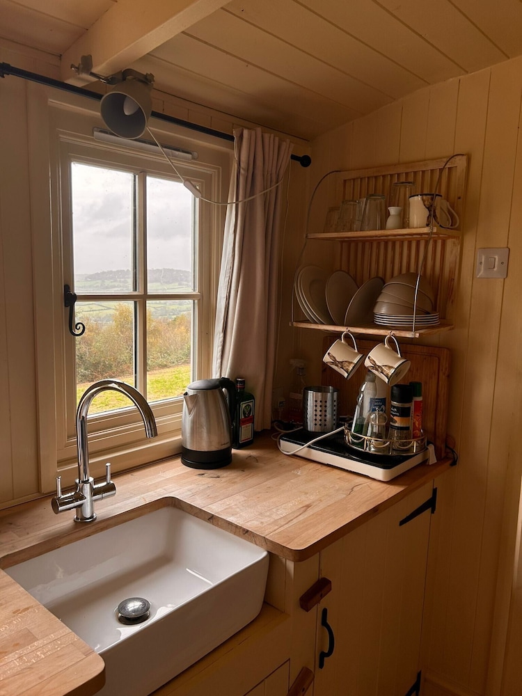 Tranquil Cabin Retreat Near Chepstow