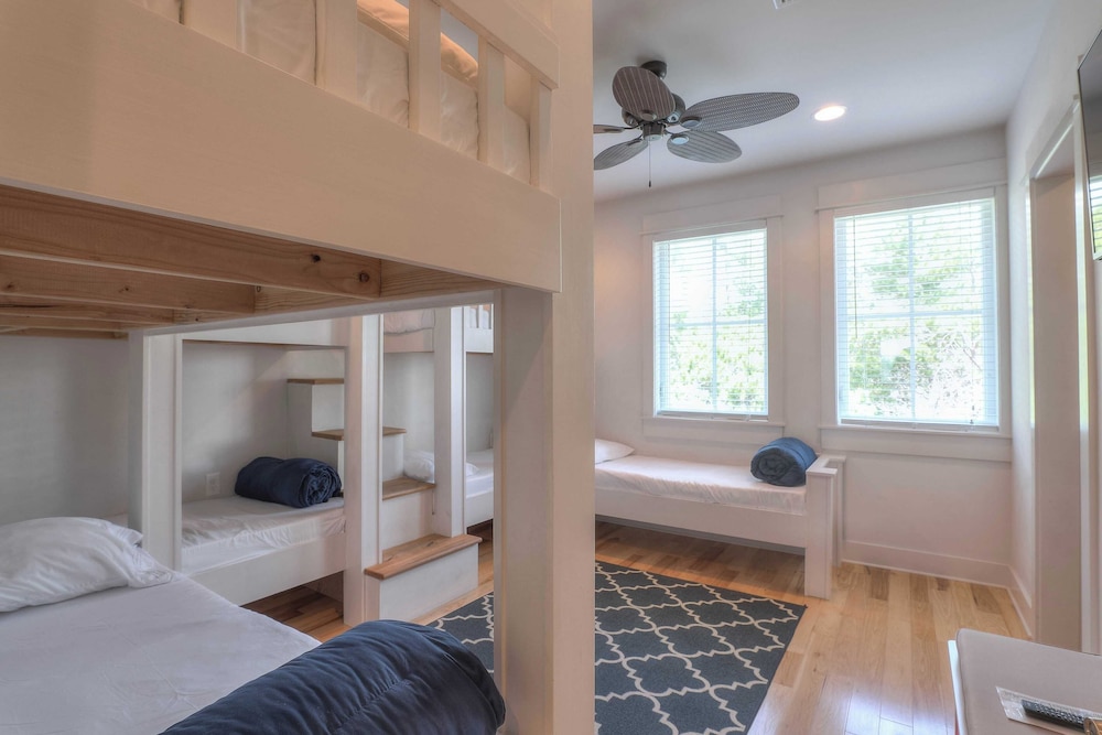 Dunn Inn 2 by Avantstay Walk to Beach, Pool Access, Sleeps 17!