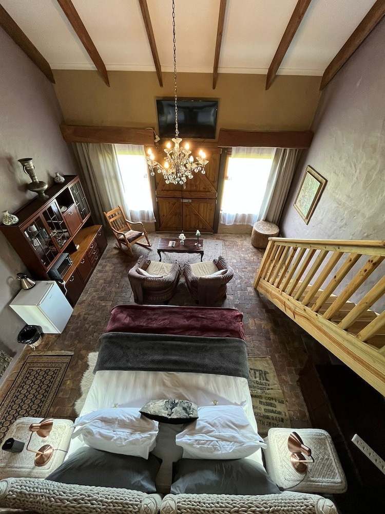 T'Niqua Stable Inn