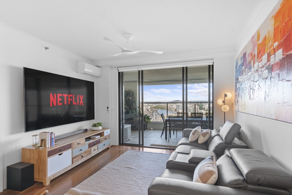 Stylish Brisbane City Stay With Bbq, Pool & Gym