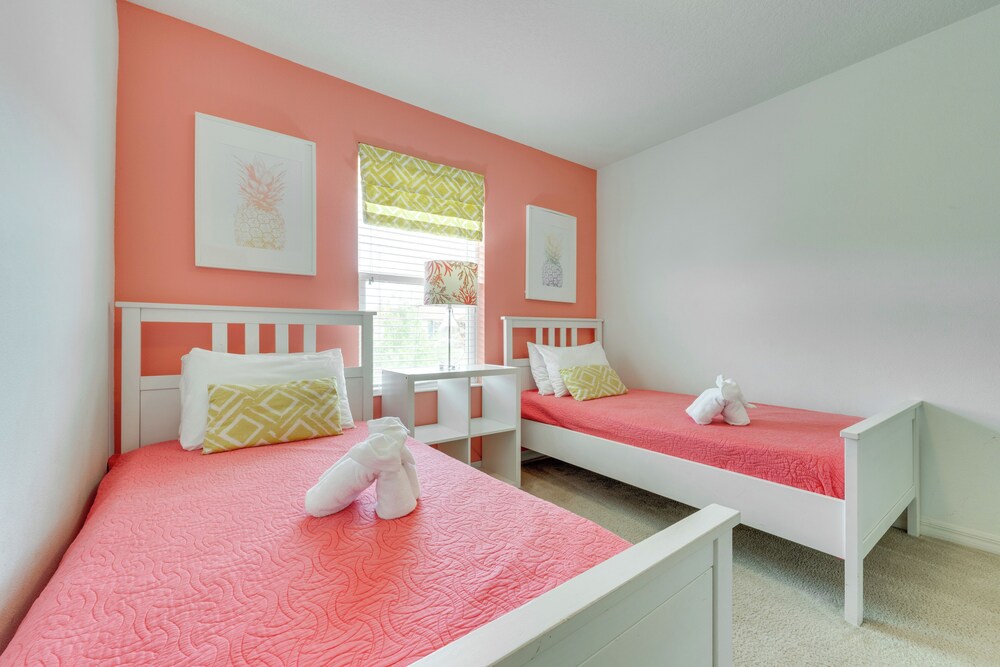 4 Mi to Wdw: Sleek Townhome w/ Community Pool!