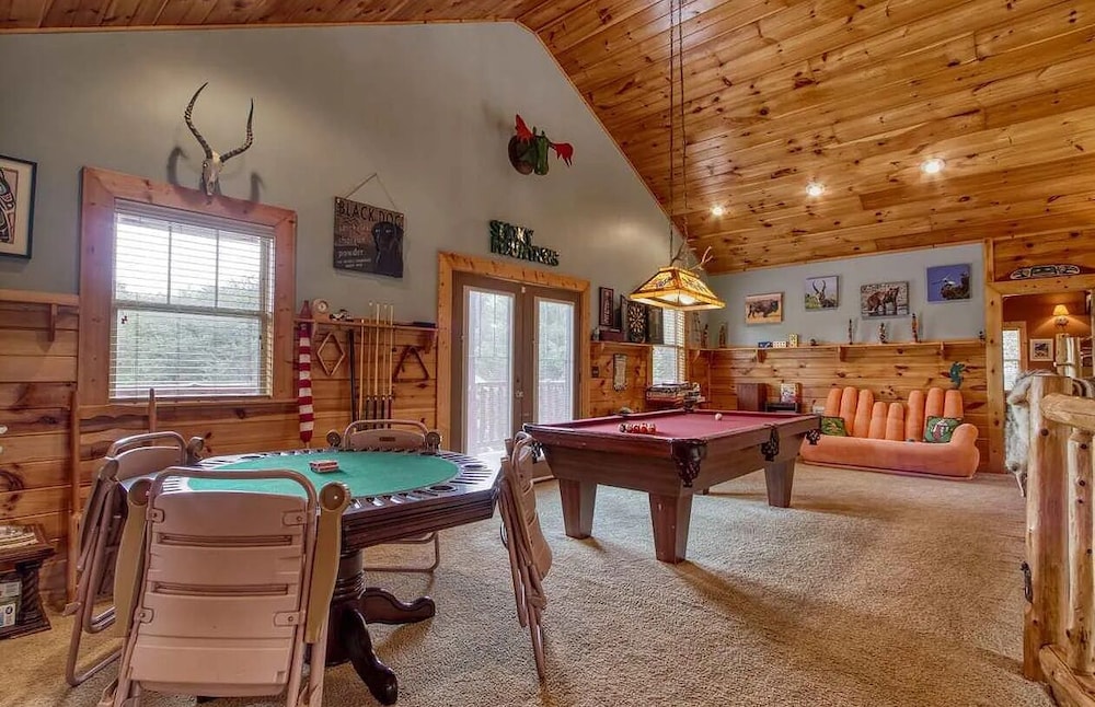 Smoky Mtn Log Cabin w Wet Bar Loft