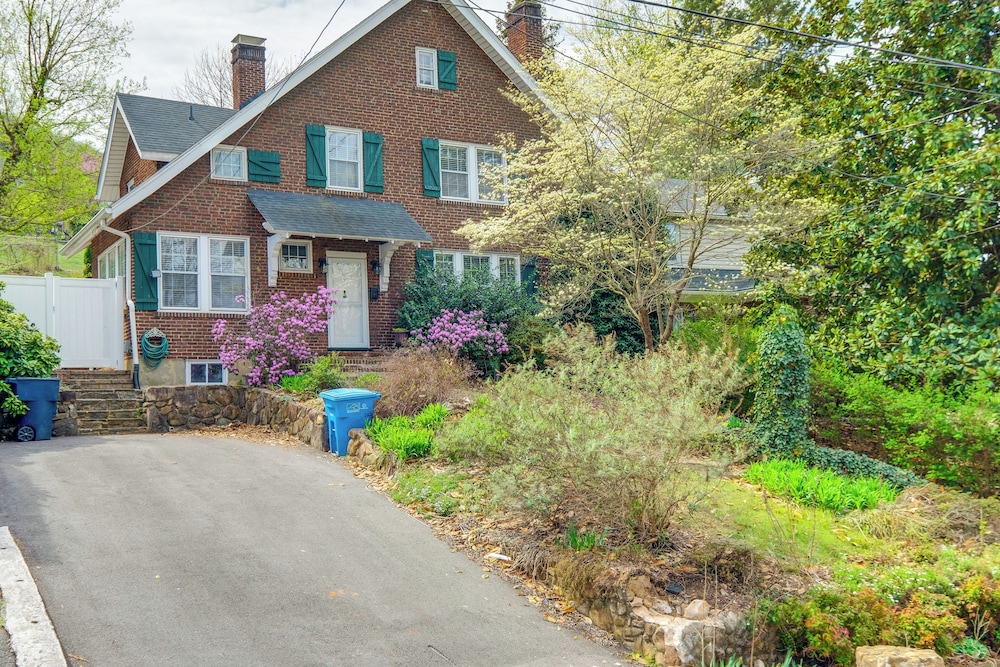 1 Mi to Dtwn Roanoke: Home w/ Yard & Mtn View!
