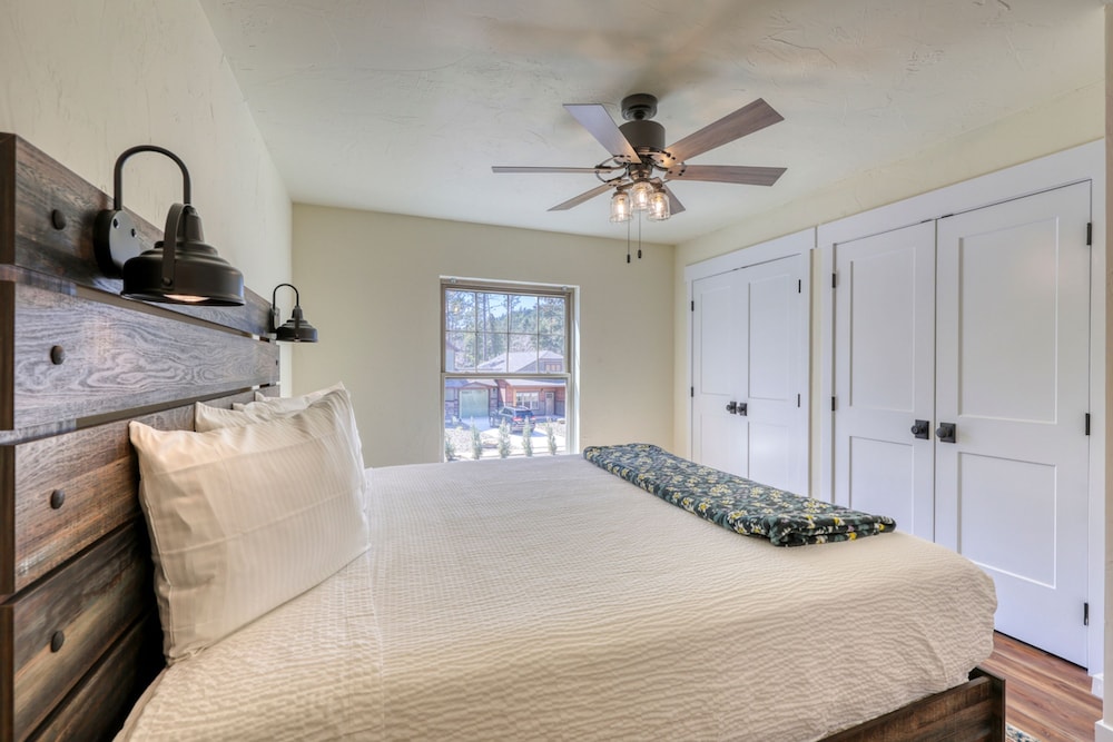 Gold Mining Condo King Bed Modern Comforts