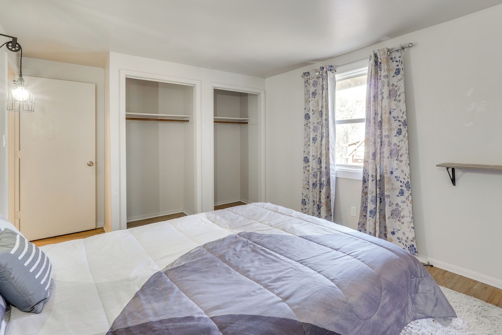 Chic Farmhouse, 3Mi to Lake-pet Friendly & Golfing