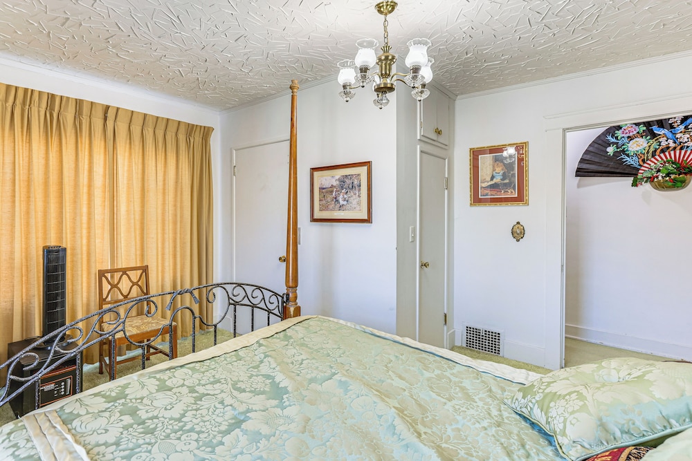 Half-mi to Atwood Lake: Spacious Home!
