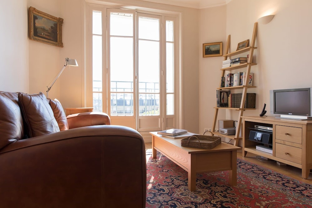 Eiffel Park Peaceful 1 Bedroom Apt Near the Eiffel Tower