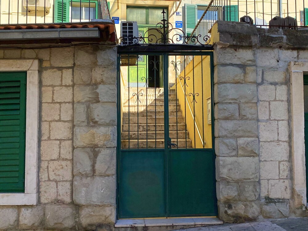 En-suite Rose on Rokova Street view 5