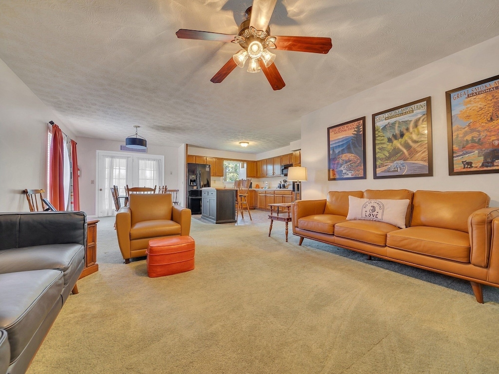 Smoky Mtn Retro 4 Bedroom Home