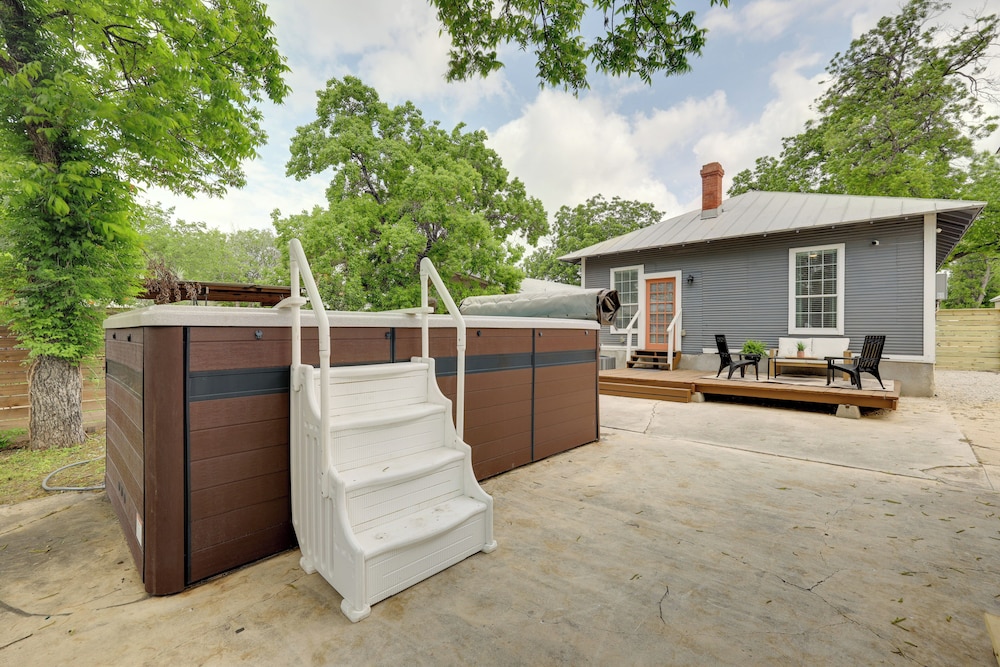 San Antonio Home 2 Mi to Dtwn, Swim Spa!