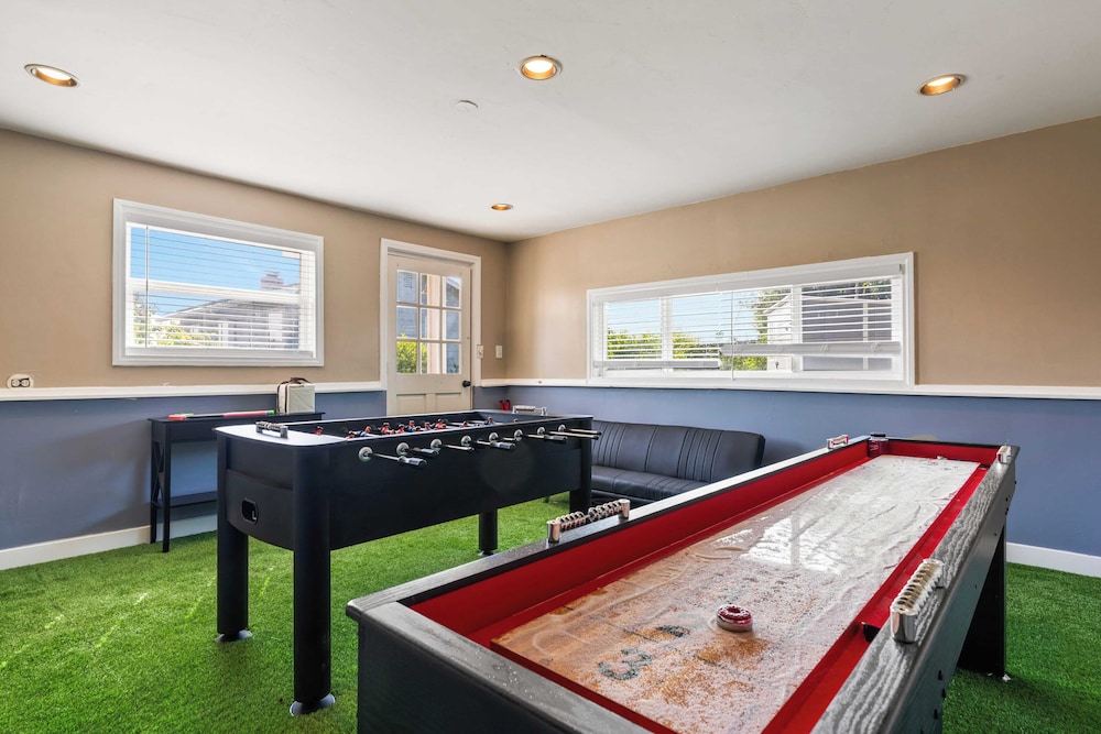 Point Loma Home w/ Putting Green, Firepit + Game Room & Beach Access Zola Street by Avantstay