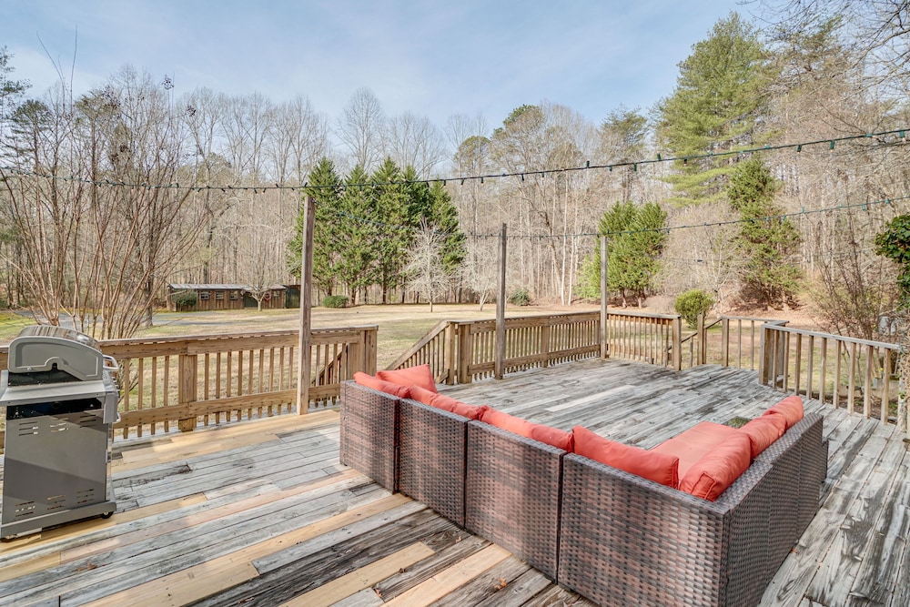 Charming Cabin w/ Fire Pit & Decks ~ 7 Mi to Helen