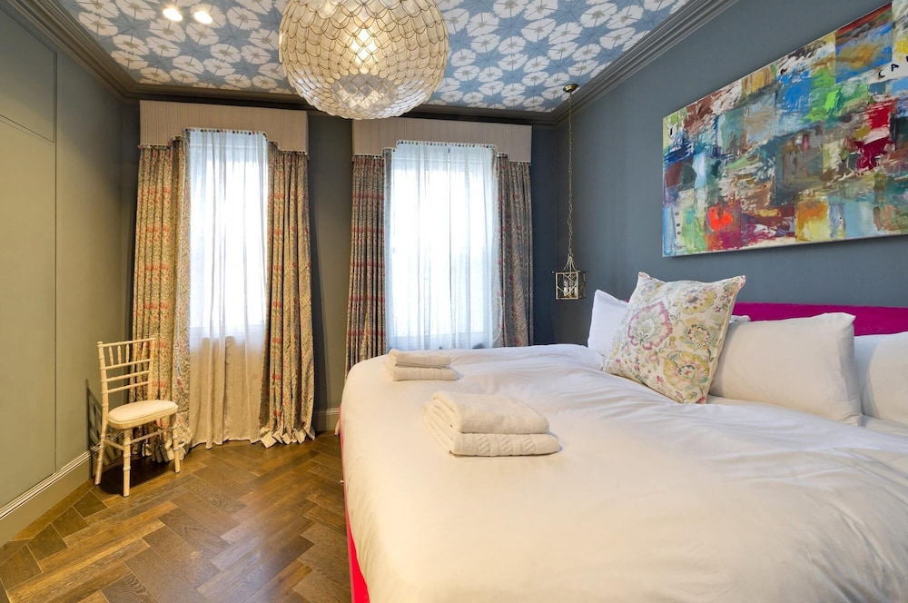 Designer Colourful 3 Bed Property Kensington