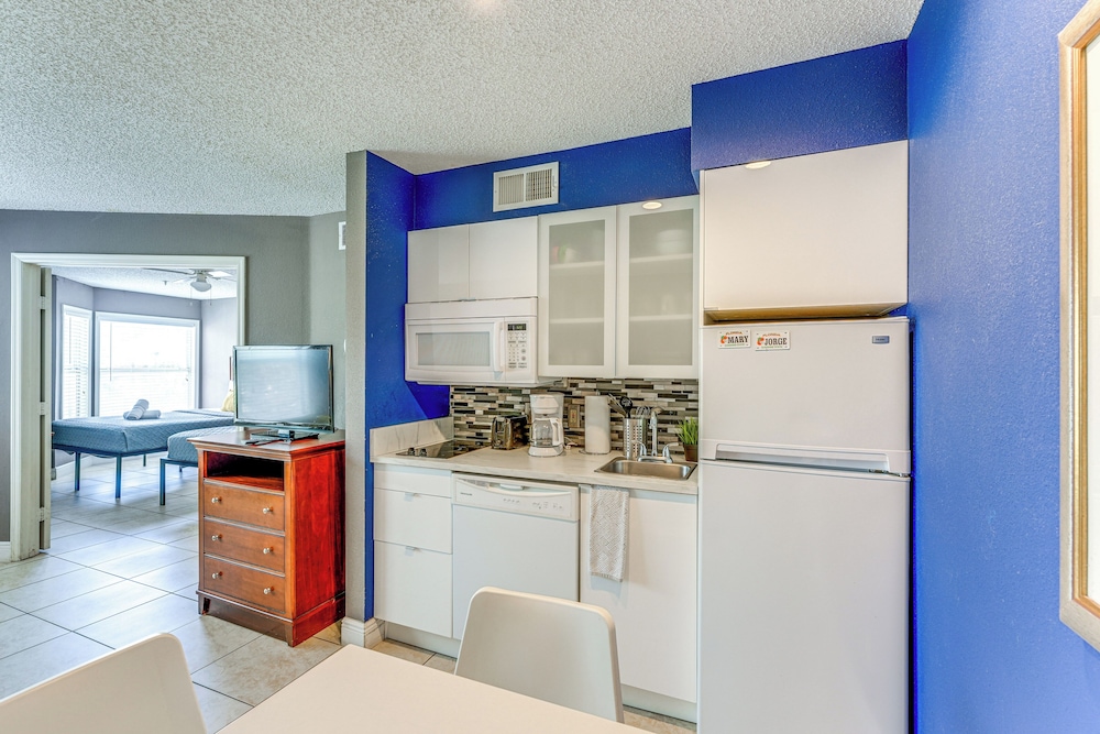 2 Mi to Disney: Resort Condo w/ Pool Access