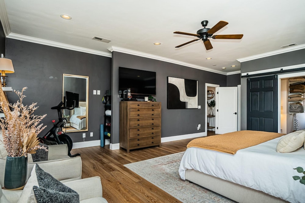 Spacious 5 BR Near Heart of South Park