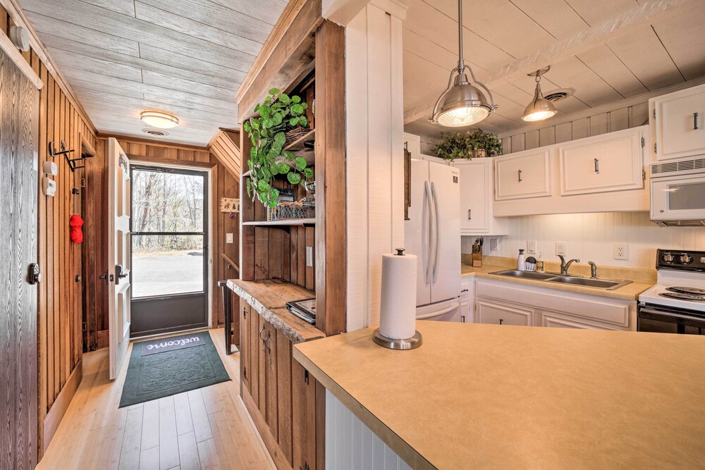 Chalet w/ Mtn Views & Golf Course Access!