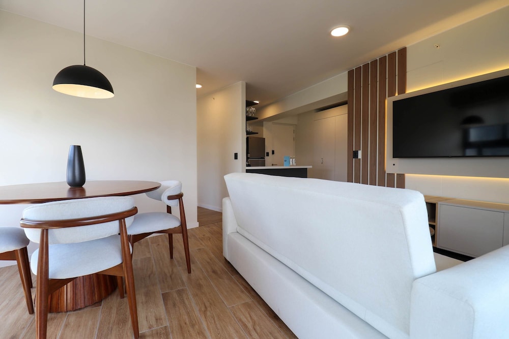 w Elegant 2BR With Balcony in San Isidro