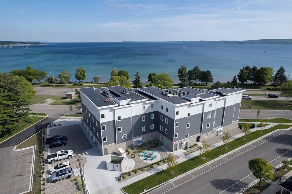 539 Bay St. Lake View Condo Unit 202W view 5