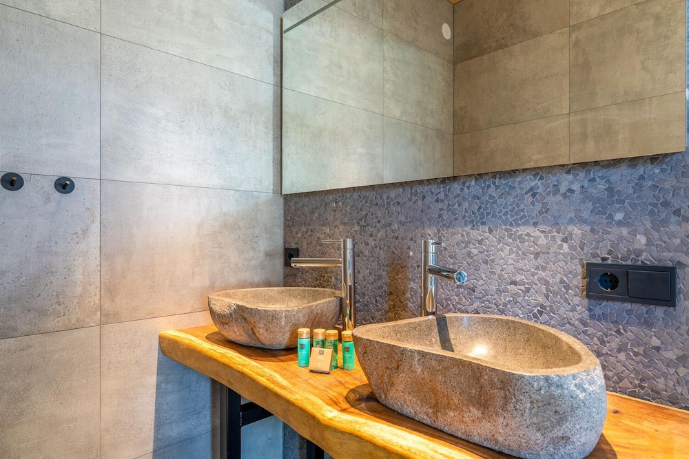 Stylish Overnight Stay With a hot tub and Atmospheric Fireplace