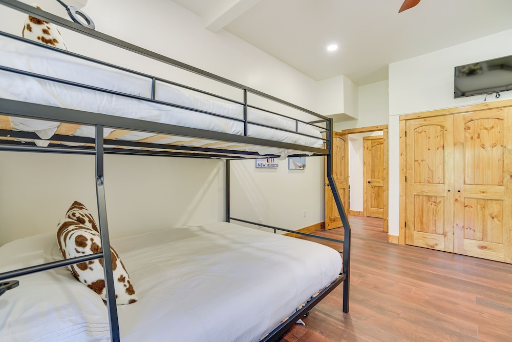 3 Mi to Resort: Year-round Angel Fire Getaway!