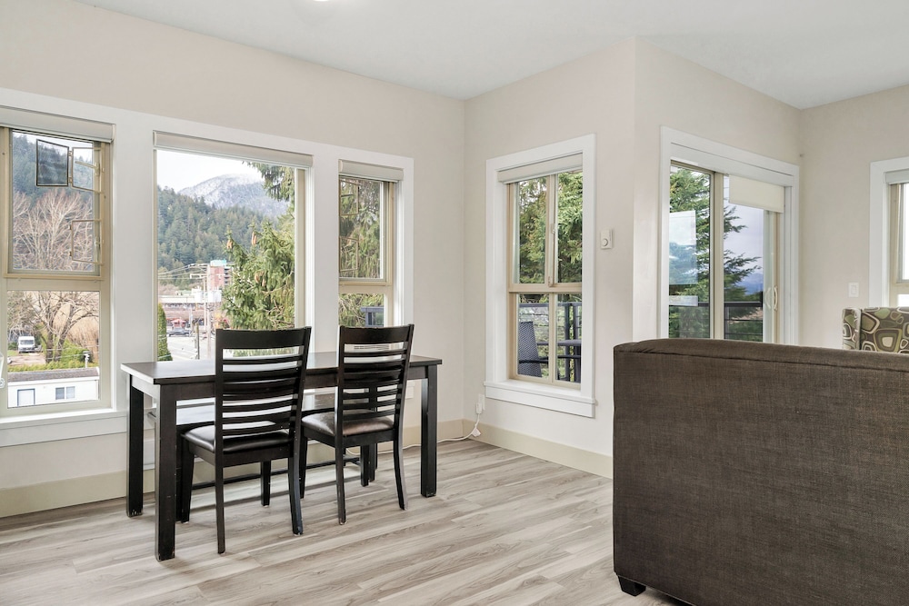 Harmony Haven 2BR Lakefront Suite