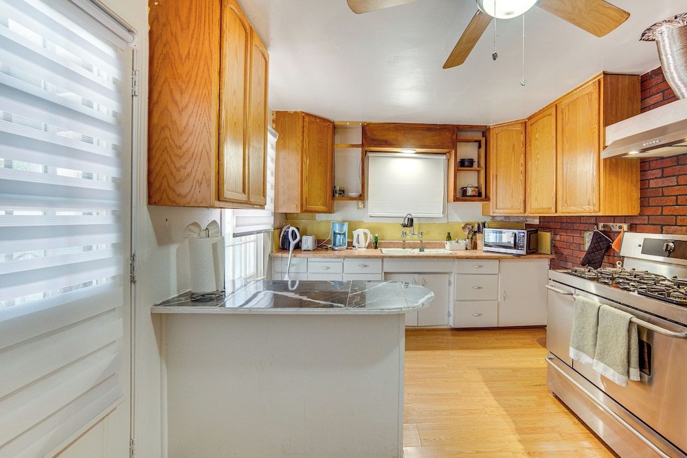 3 Mi to Airport: Pet-friendly Home in Ontario Home