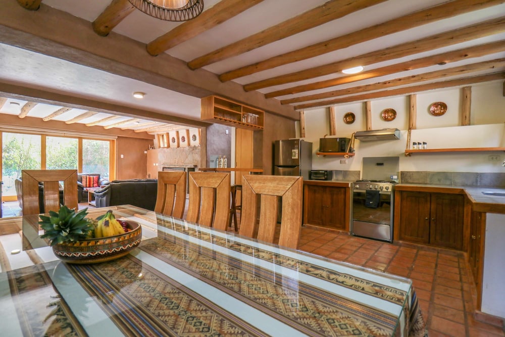 w Prestigious 3BR House in Villa Sagrado