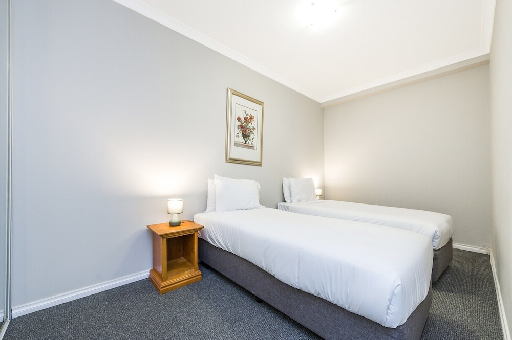 Central East Perth Flat With Pool & Gym Access