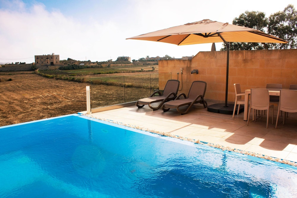 Kenn Gozitan Villa and Pool view 3