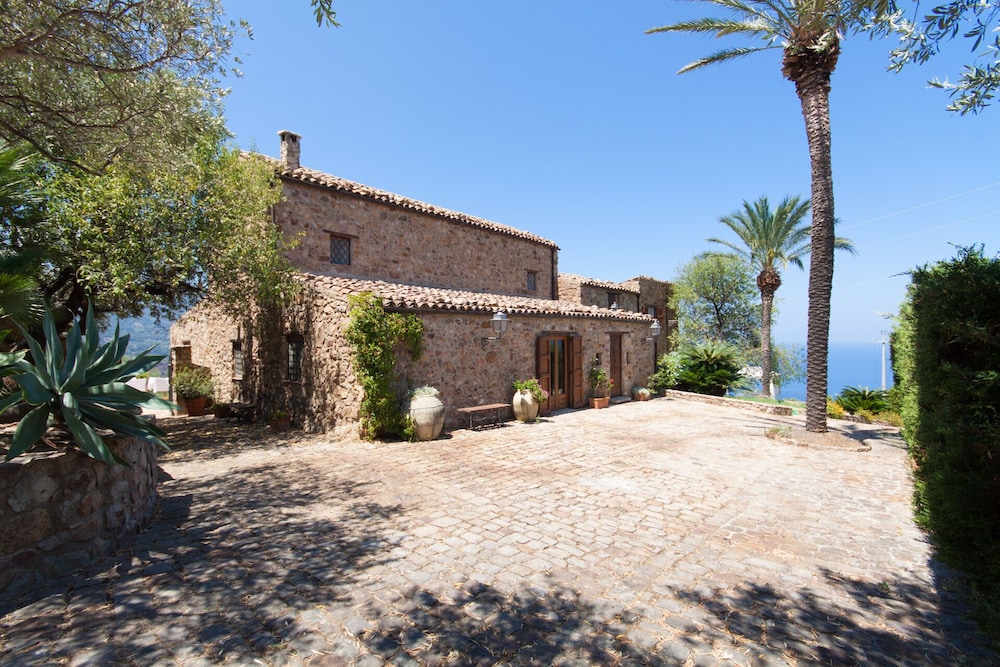 Relax at the Swimming Pool by Wonderful Italy view 5
