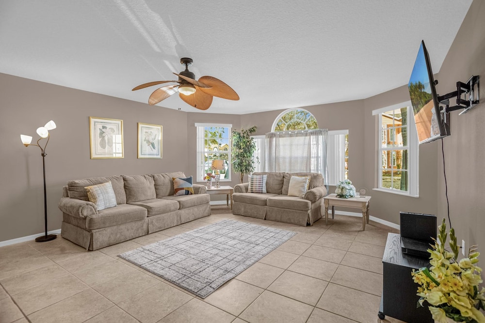 Upstay Stylish Condo w Garden Patio Near Disney