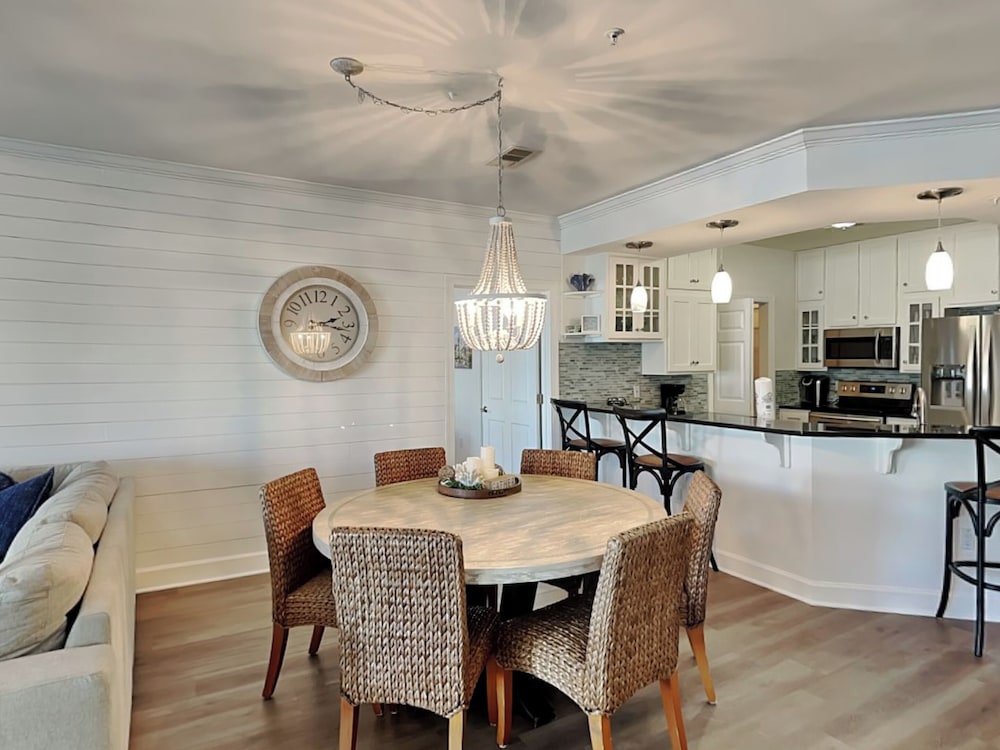 Pavilion Palms #103b