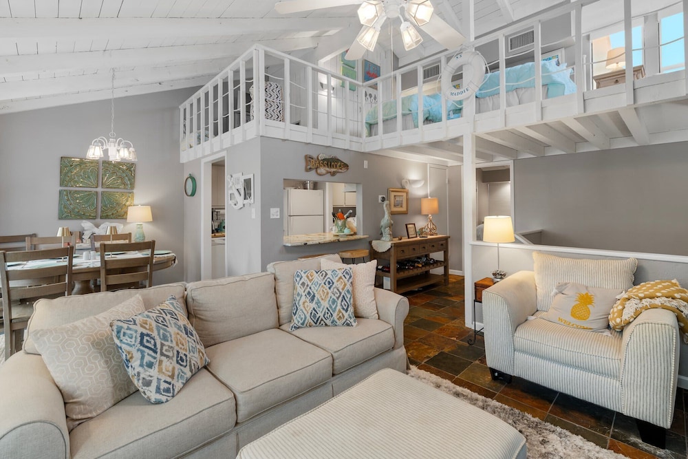 Lakeside Condo Retreat in Horseshoe Bay