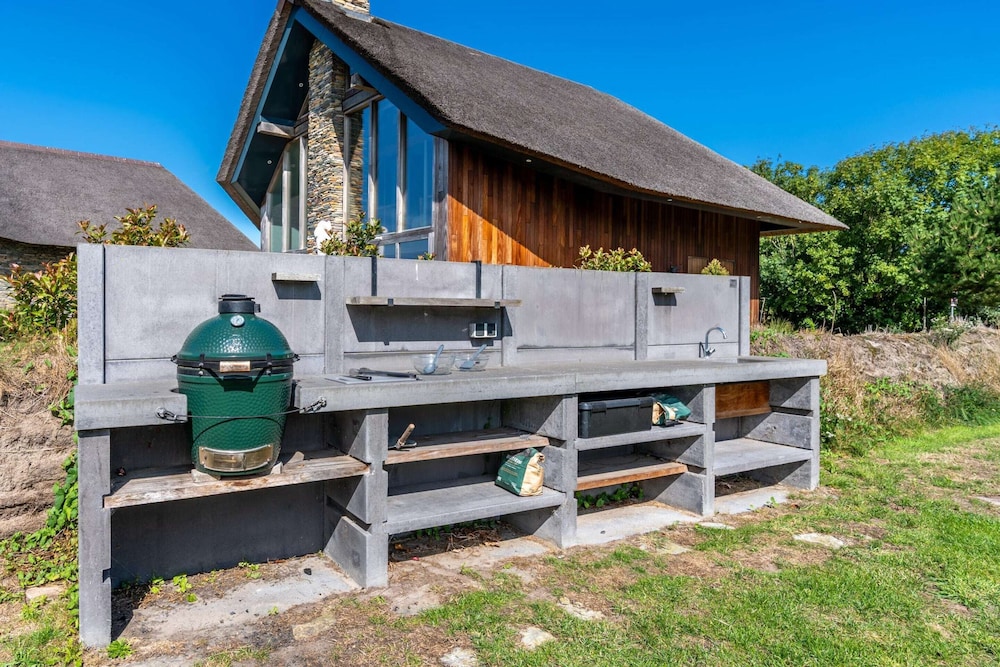 Stylish Overnight Stay With a hot tub and Atmospheric Fireplace