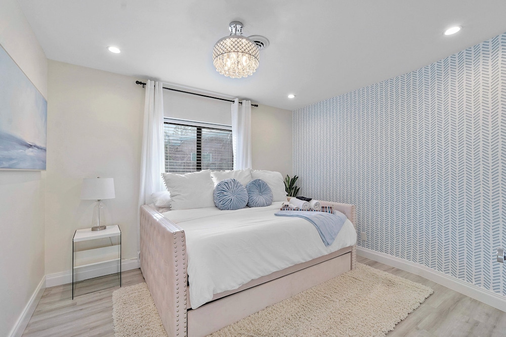 Coastal Retreat Stylish 4 BDR w/ Private Pool! - Image 3
