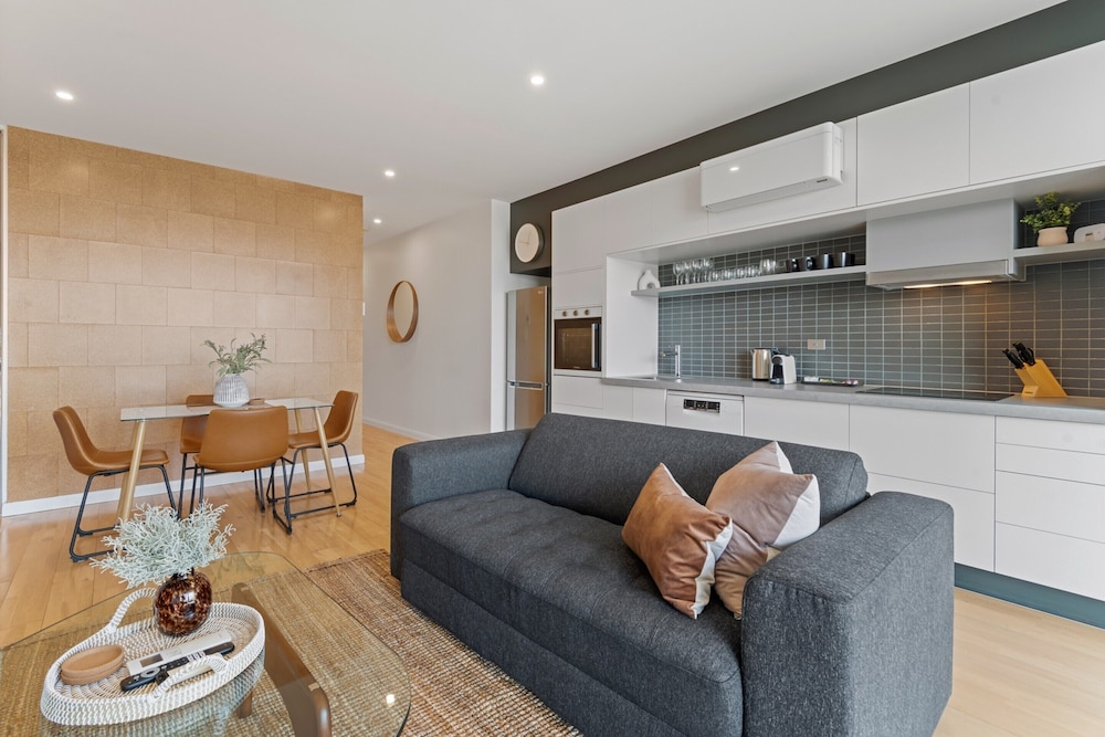 Modern 1-bed, City Skyline Views & Close to Shops