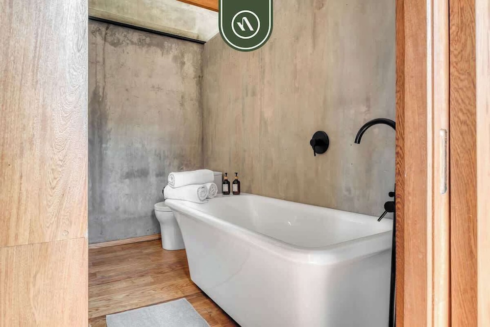 Luxury 1 BR Condo in Downtown - AC - Peaceful