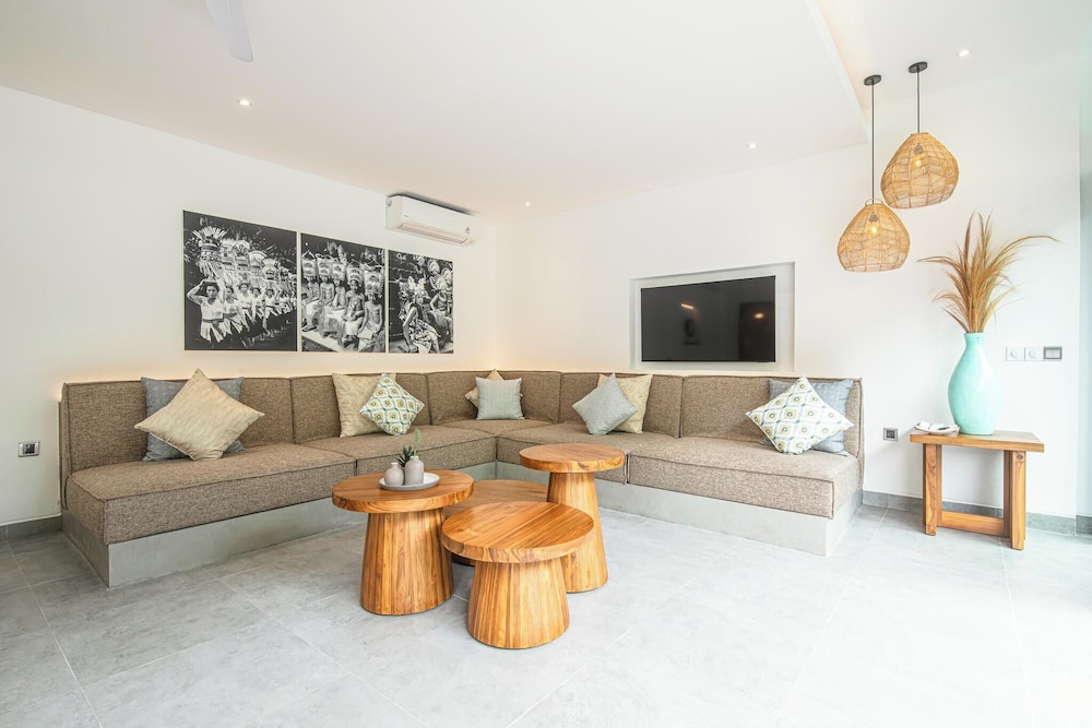 Elegant 6BR Canggu Villa Steps From the Ocean