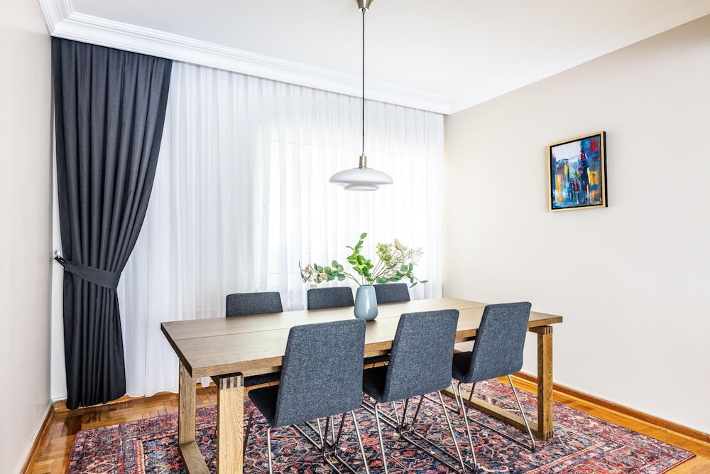 Chic Spacious Flat w Balcony 5 min to Moda Coast