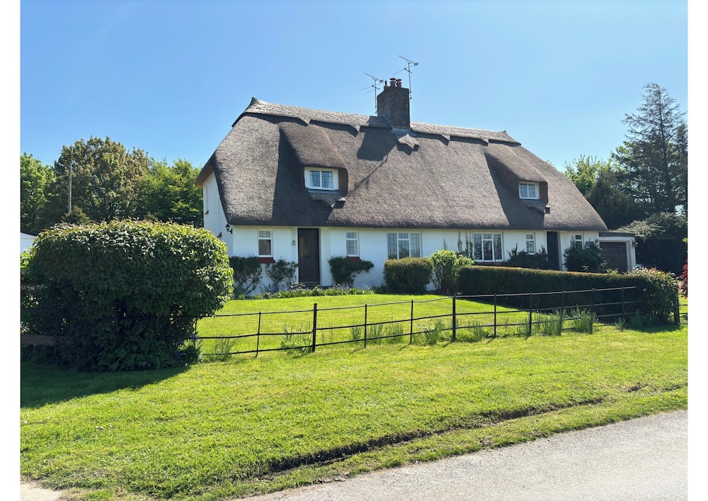 Thatched Cottage - Sleeps 6 With Countryside Views