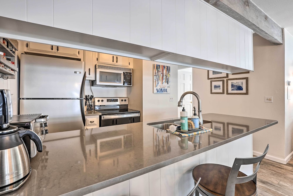 Cozy East Vail Condo ~ 6 Mi to Vail Village!