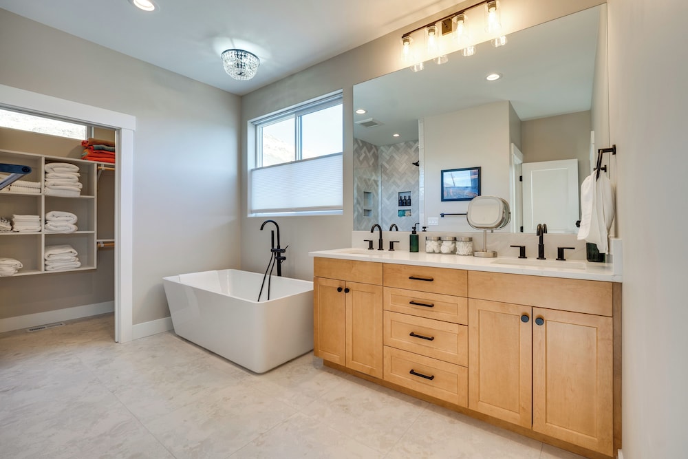 Hot Tub & Water Views: High-end Vantage Retreat