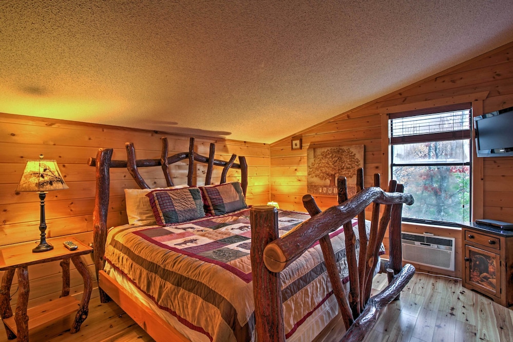 Hot Tub & Mtn Views: Scenic Cabin in Gatlinburg!