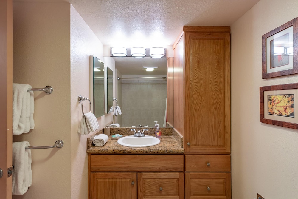 Kamaole Sands 2-204 - Dramatic Ocean and Courtyard Views, 1bd / 2ba, AC, Wi-fi