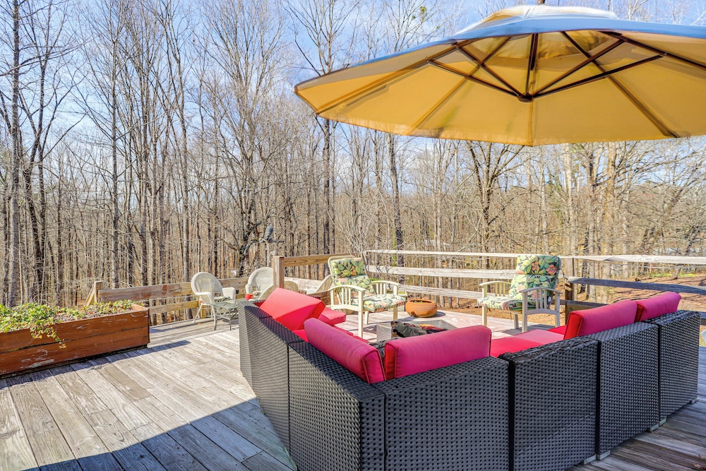 Large Deck: Luxe 6-acre Retreat in Dahlonega!