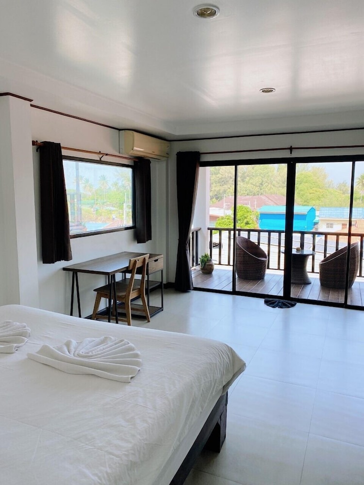 The Reef Hotel & Studios