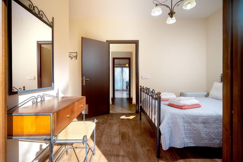 Ariadne Villa in Apergatika view 3