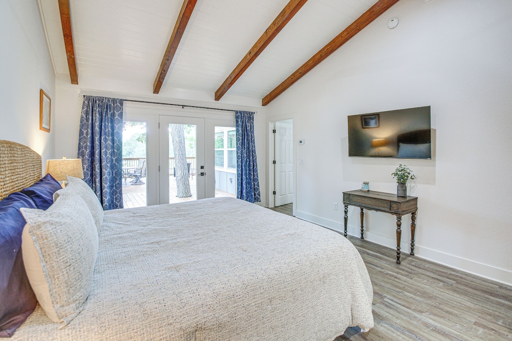 Lake Hamilton Views: Hot Springs Family Home!