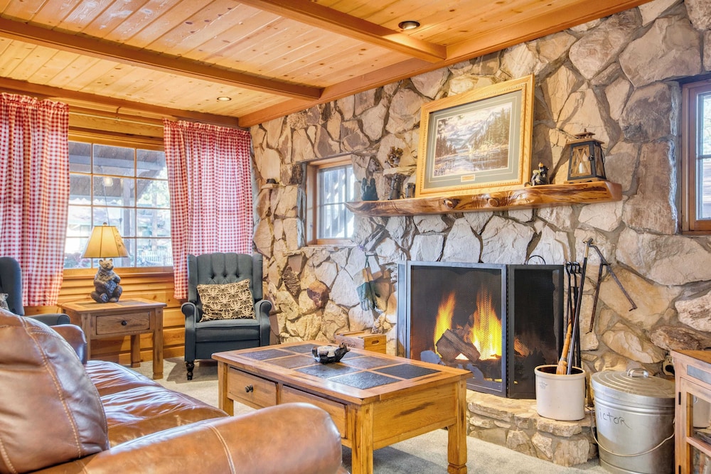 2 Lakefront Homes by Avantstay Sleeps 23, Private Dock+beach, Hot Tub, Fire Pit, Deck Views