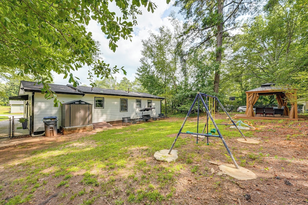 5 Mi to Town: Pet-friendly Retreat in Marietta!